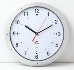 Orologio da parete diametro 30 cm colore grigio metalizzato con quadrante color bianco alimentazione LR6 AA 15V